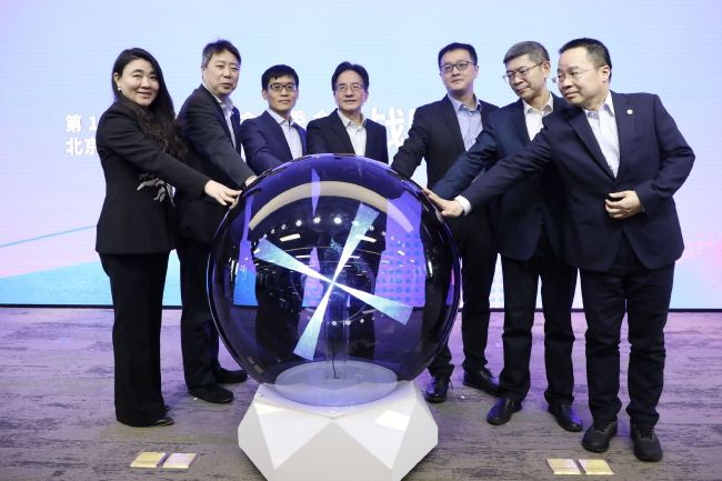 不论身处何地都要好好过年不论是《战狼》系列，还是《攀登者》、《金刚川》等银幕代表作品，吴京一直秉持着自己作为演员的社会责任感，他的角色都有着浓浓的爱国情怀在里面